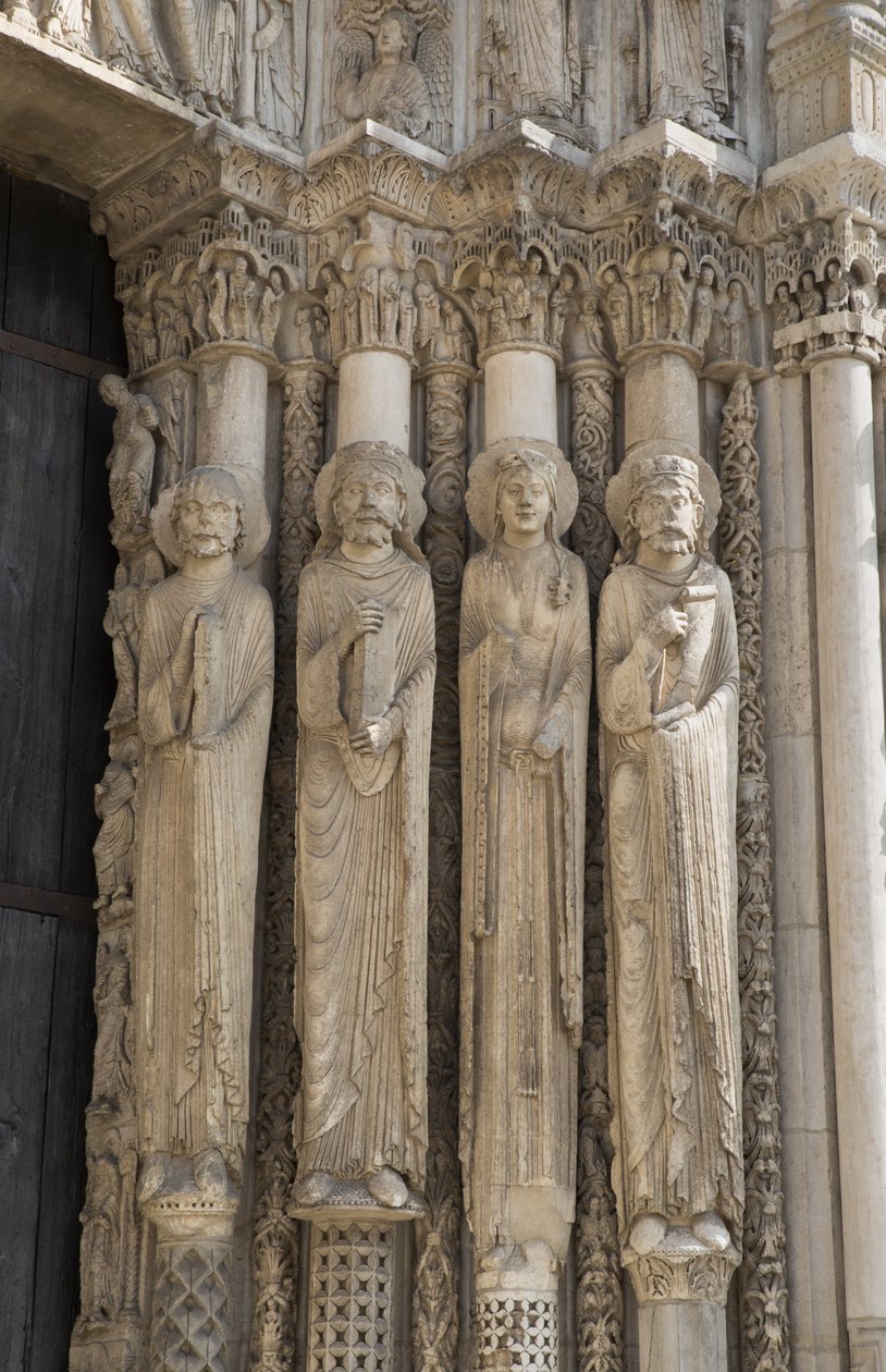 Cathedrale de Chartres ، تفاصيل النار اليمنى للخليج المركزي للبوابة الملكية ، من اليسار إلى اليمين ، نبي ، الملك داود ، ملكة ، سليمان بواسطة المدرسة الفرنسية