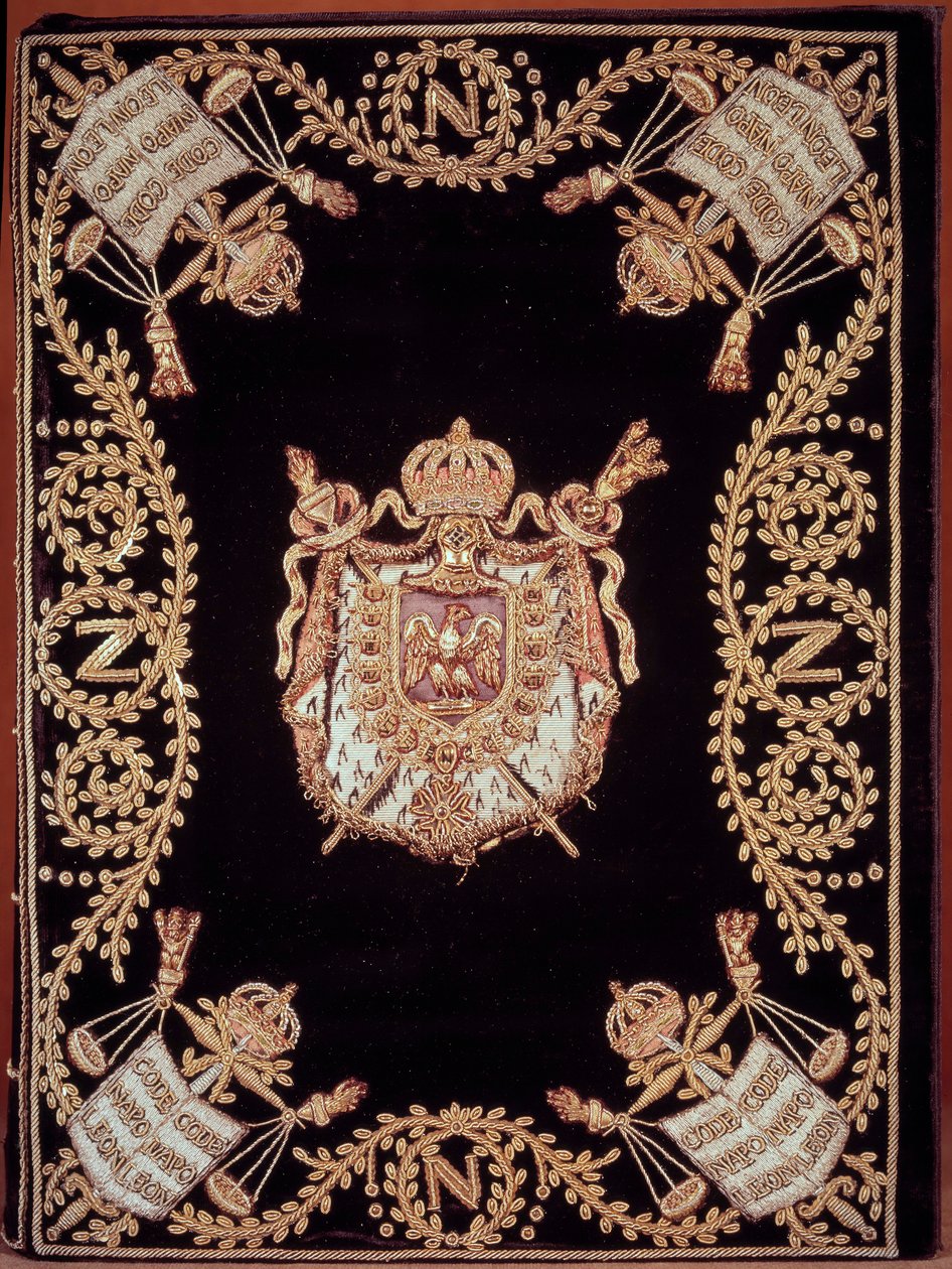 غلاف لإحدى الطبعات الاثني عشر الأصلية من "القانون المدني للفرنسية" الذي أصدره نابليون بونابرت في 21/03/1804. وهو مُغلَّف بتطريز مخملي من الذهب والفضة مع شعار العدالة وسلاح الإمبراطور. قانون الحقوق المدنية الفرنسي. BN بواسطة المدرسة الفرنسية