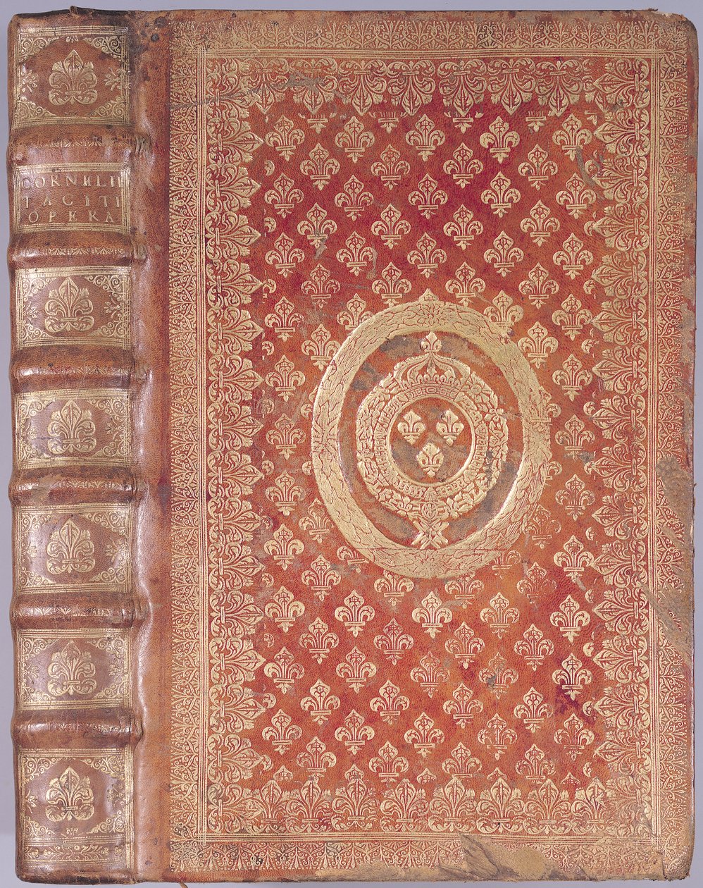 غطاء لأعمال تاسيتوس (55-120) بشعار لويس الرابع عشر (1638-1715) (جلد منقوش) بواسطة المدرسة الفرنسية