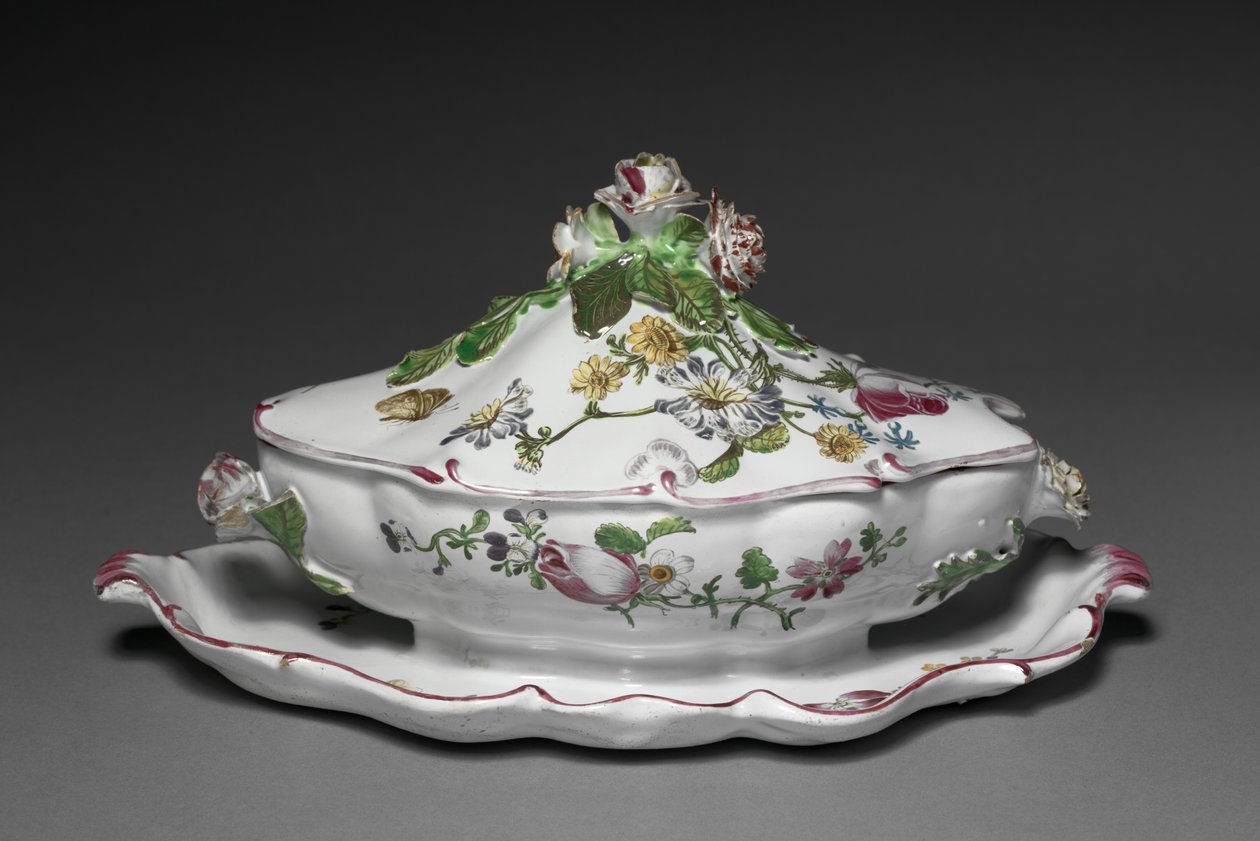 صلصة مغطاة بوعاء مُعلق ، مصنع Veuve Perrin Factory ، c.1765 بواسطة المدرسة الفرنسية