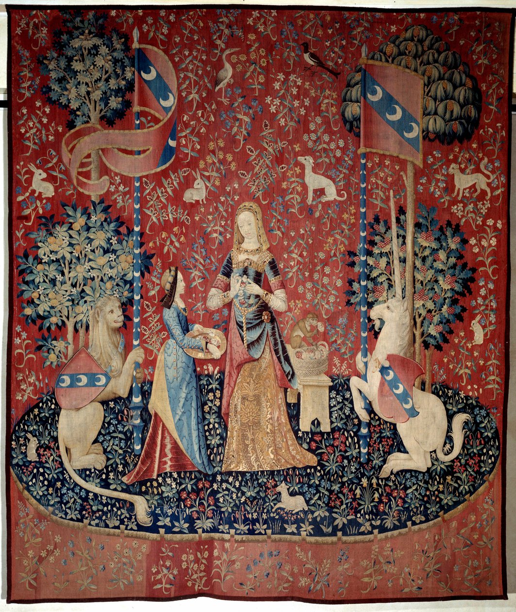 Curtain of the Lady to the Unicorn (Lady to the Unicorn): allegory of smell. A young woman holding a crown of carnations, surrounded by a lion, a unicorn, a monkey, rabbits. Wool and silk tapestry made between 1484 and 1500. From the Chateau de Boussac, Cr بواسطة المدرسة الفرنسية