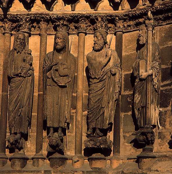 أربع شخصيات من واجهة الكاتدرائية ، 1230-40 (الحجر الجيري) بواسطة المدرسة الفرنسية
