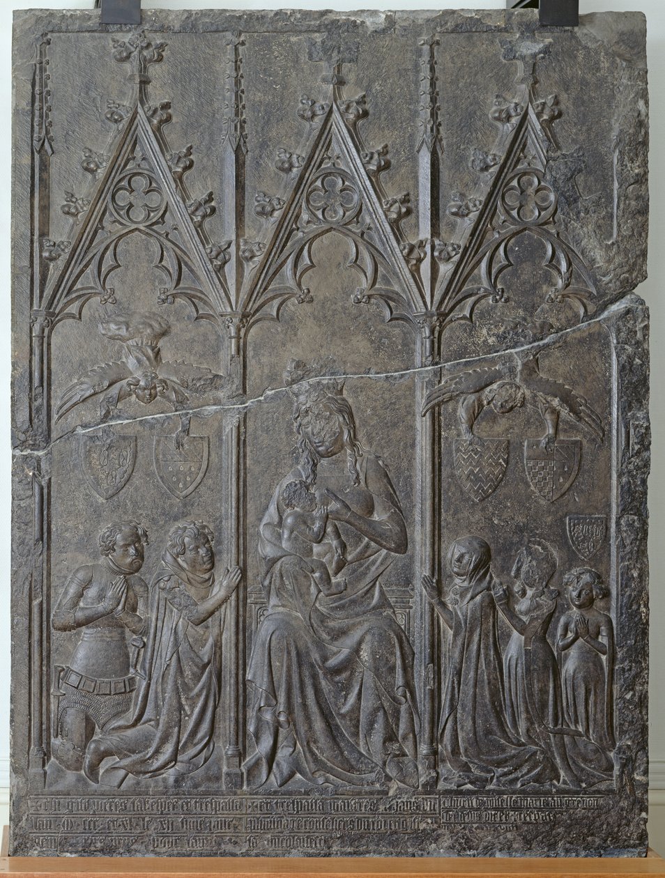 لوحة جنائزية لعائلة Sacquespee ، من مقبرة St. Nicaise في أراس ، 1376 (حجر تورناي) بواسطة المدرسة الفرنسية