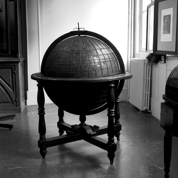 Great Globe for Teaching ، أمر بها في عام 1833 إلى Hesteter من قبل معهد الشباب المكفوفين في باريس (برونزي) (b / w photo) (انظر 163937 لمزيد من التفاصيل) بواسطة المدرسة الفرنسية