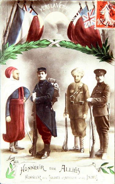 "تكريم الحلفاء" ، بطاقة بريدية فرنسية وطنية لتكريم جنود من إفريقيا والهند ، حوالي عام 1916 (ليثو ملون) بواسطة المدرسة الفرنسية
