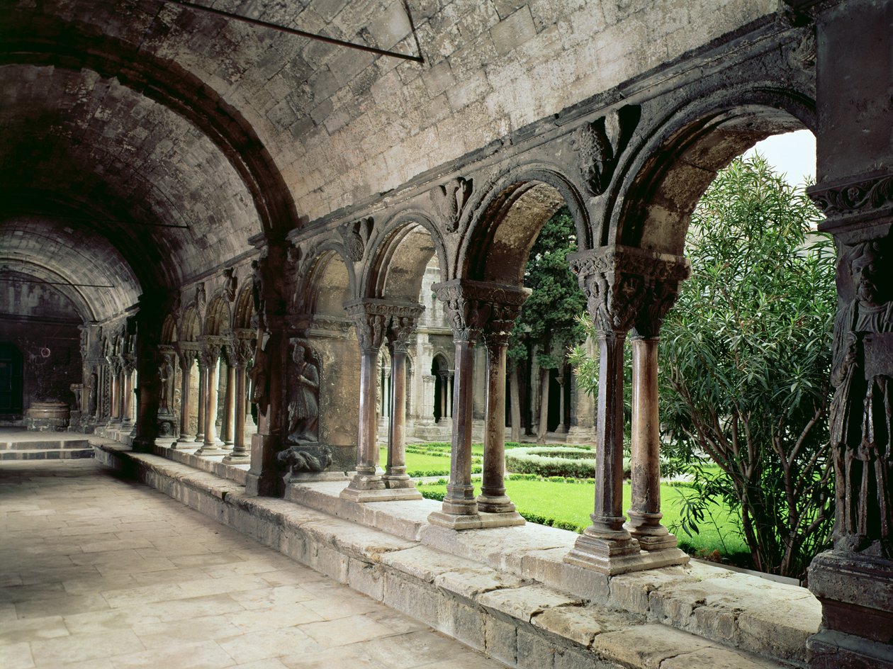 داخل الدير بواسطة المدرسة الفرنسية