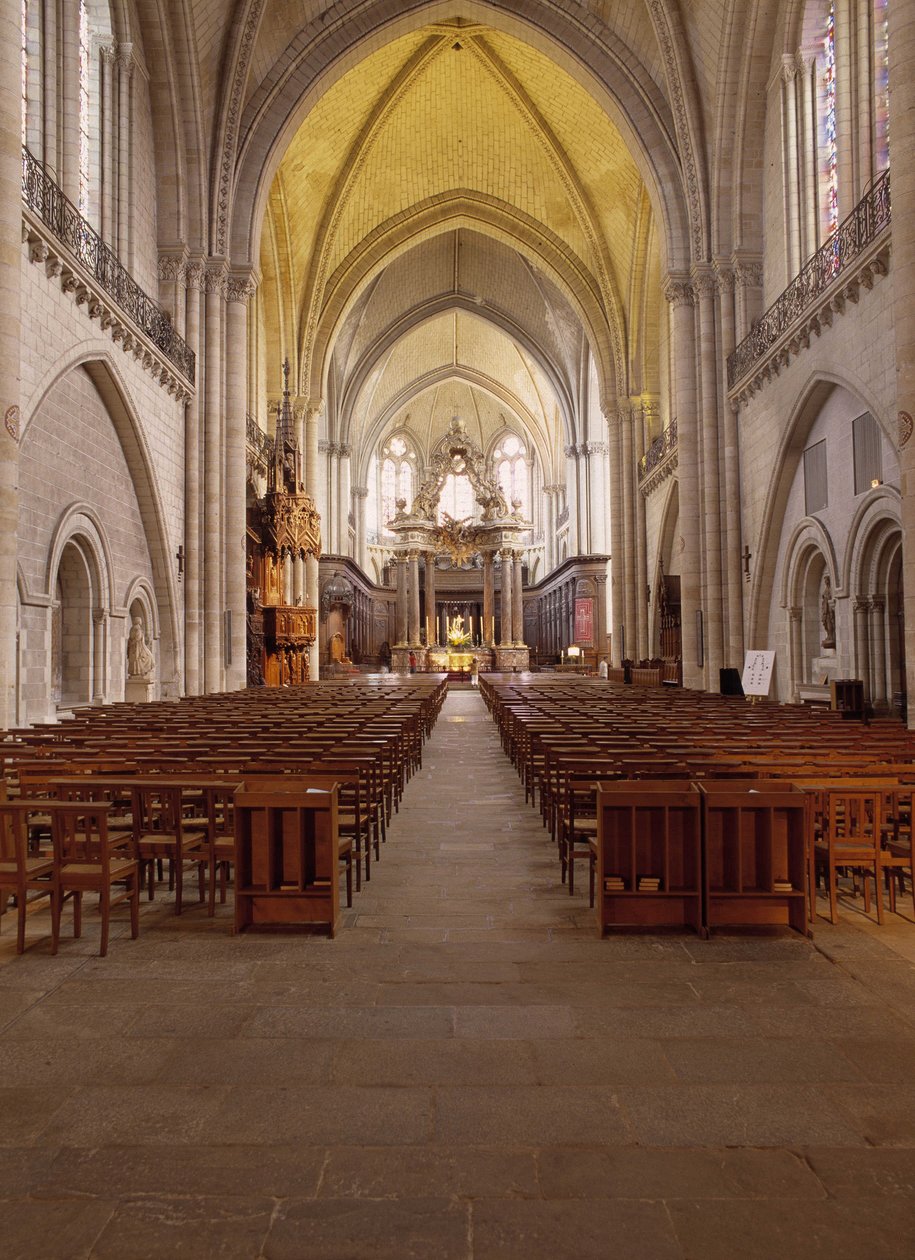 منظر داخلي لـ Cathedrale d'Angers (Maine et Loire) التي بنيت بين القرنين الثاني عشر والخامس عشر ، وتمثل المزيج المثالي بين الطراز الروماني والقوطي. بواسطة المدرسة الفرنسية