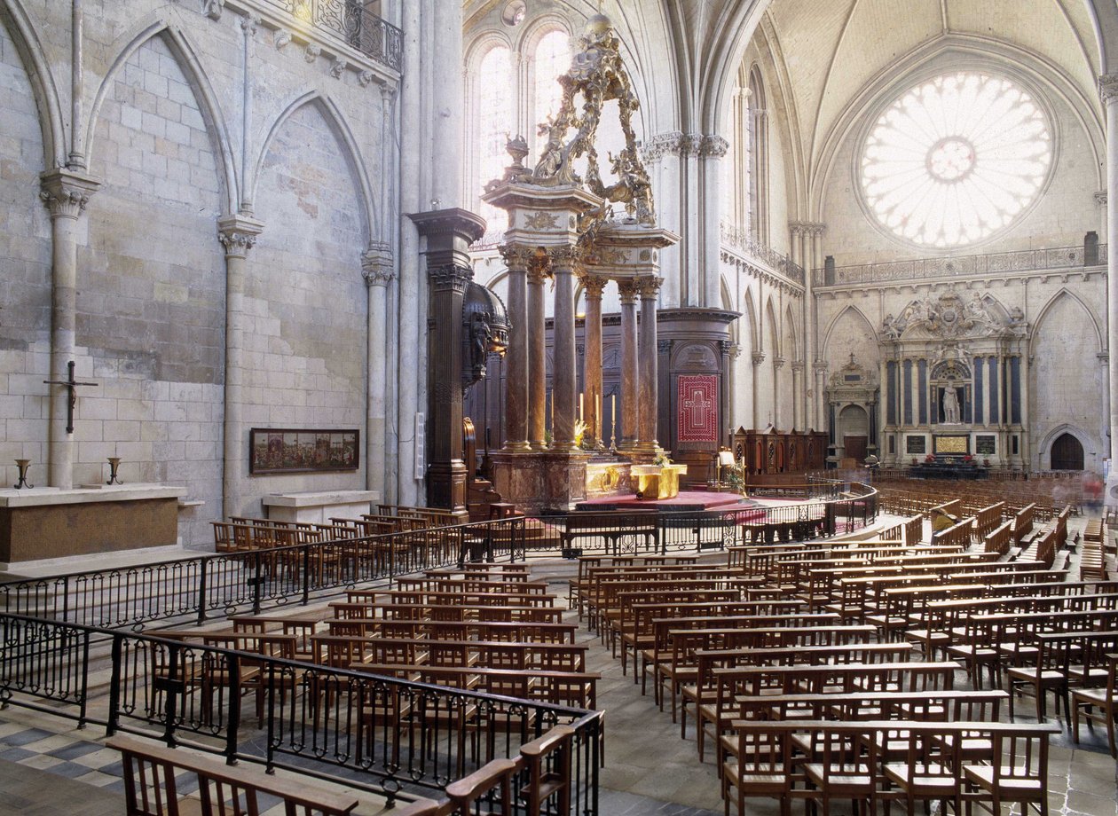 منظر داخلي لـ Cathedrale d'Angers (Maine et Loire) التي بنيت بين القرنين الثاني عشر والخامس عشر ، وتمثل المزيج المثالي بين الطراز الروماني والقوطي. بواسطة المدرسة الفرنسية
