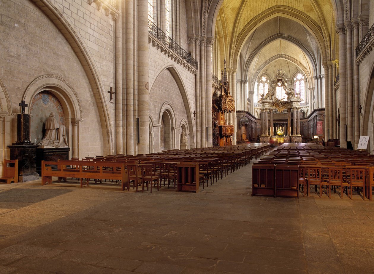 منظر داخلي لـ Cathedrale d'Angers (Maine et Loire) التي بنيت بين القرنين الثاني عشر والخامس عشر ، وتمثل المزيج المثالي بين الطراز الروماني والقوطي. بواسطة المدرسة الفرنسية