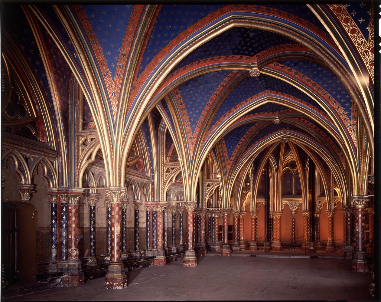 Internal view of the lower chapel of the holy chapel (1245 - 1248) in Paris, France بواسطة المدرسة الفرنسية