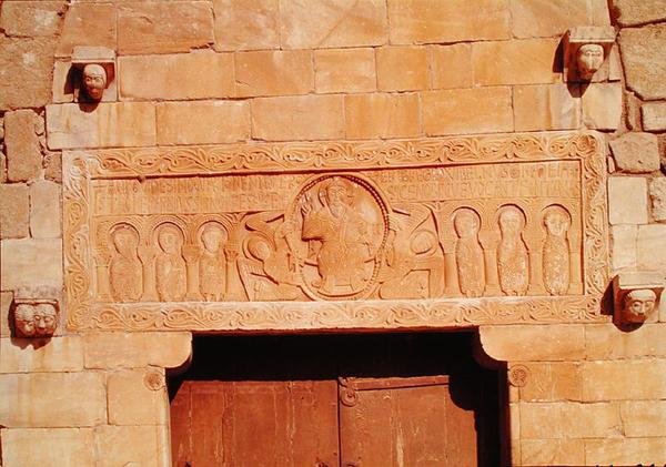 عتب يصور المسيح محاطًا بالرسل ، c.1020 بواسطة المدرسة الفرنسية