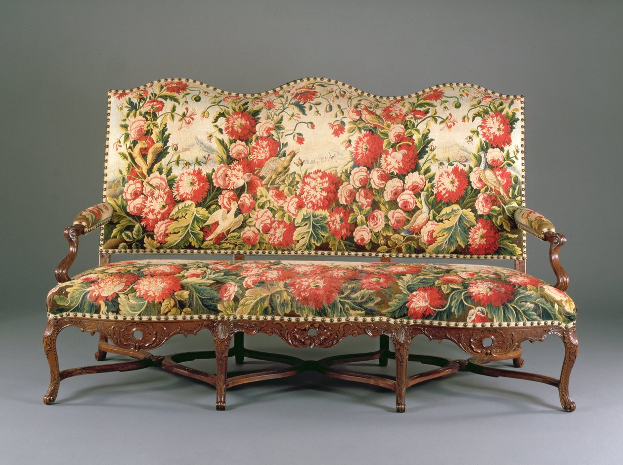 Louis XIV Canape ، c.1710 (الجوز والنسيج المنحوت) (انظر أيضًا 220170) بواسطة المدرسة الفرنسية