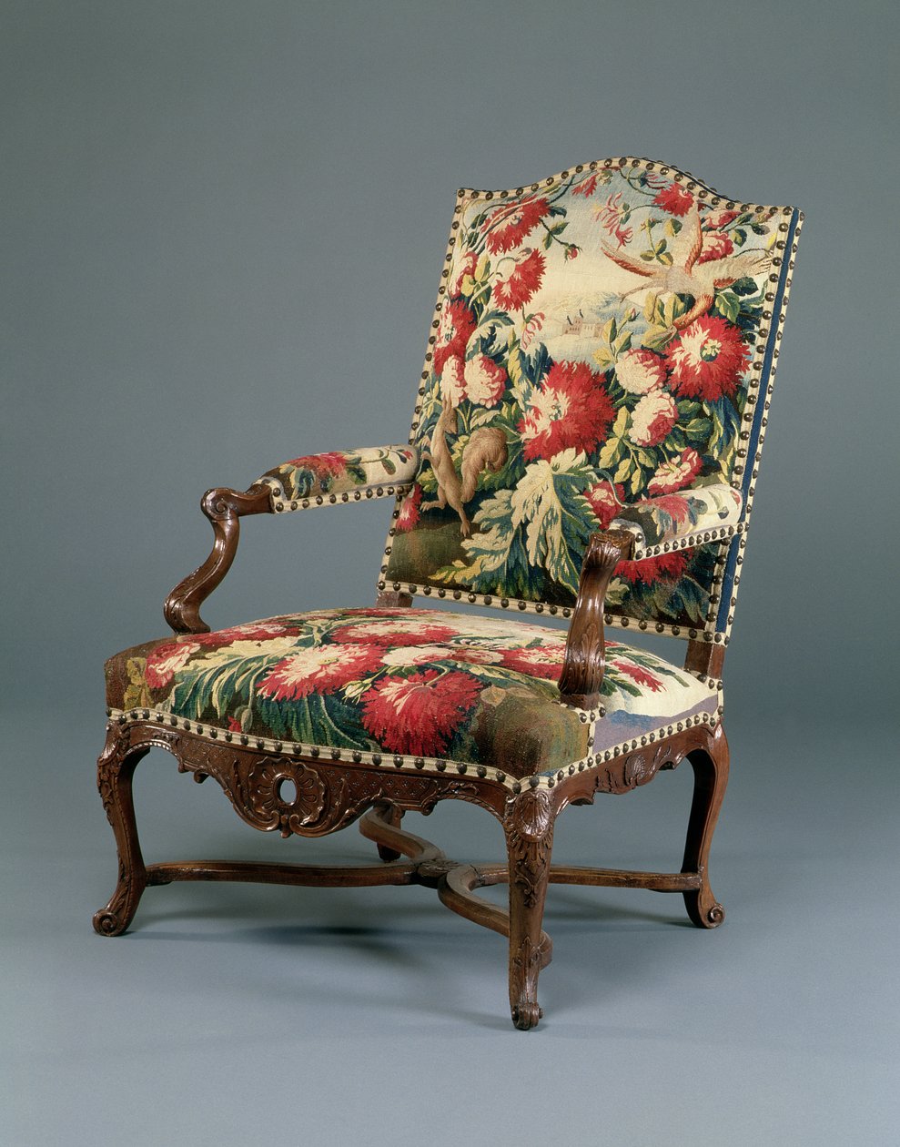 لويس الرابع عشر Fauteuil ، c.1710 (الجوز والنسيج المنحوت) (انظر أيضًا 220169) بواسطة المدرسة الفرنسية