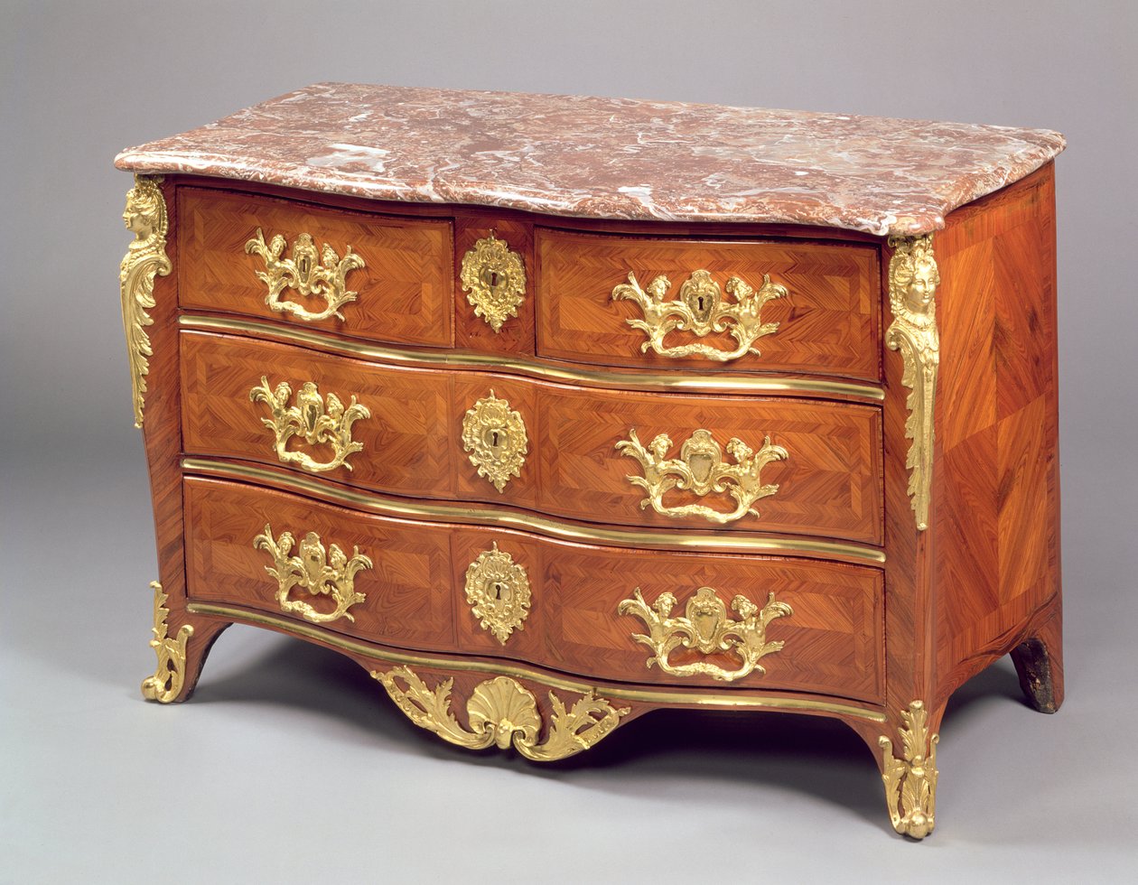 كومود لويس الخامس عشر بقلم فرانسوا غارنييه c.1730 (ormolu and marquetery on tulipwood) بواسطة المدرسة الفرنسية