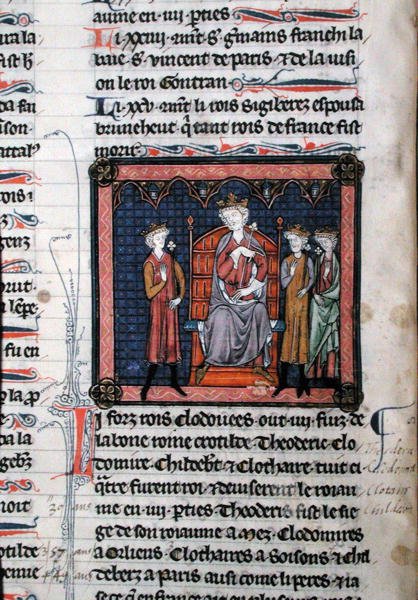 MS.782 Childeric II (c.650-675) ، Clodomir (c.495-524) وربما ثيودوريك ، ممثلة تحت حماية الملك كلوتير الأول (سي 497-561) ، جالسًا على العرش ، مصغر من Chroniques de Saint-Denis (الرق) بواسطة المدرسة الفرنسية