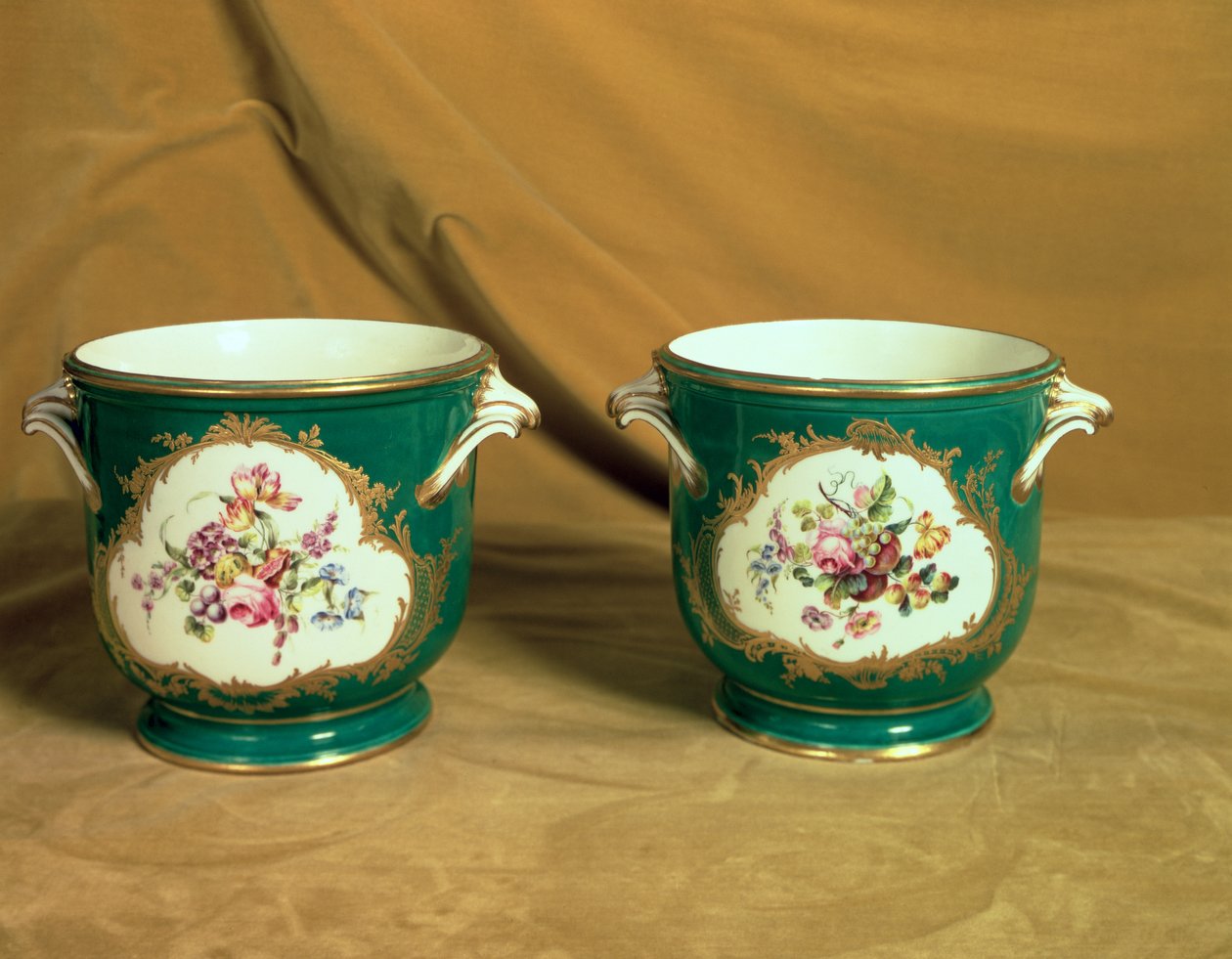 زوج من مبردات الثلج من Sevres ، من خدمة Frederick V Service ، 1758 (بورسلان معجون طري) بواسطة المدرسة الفرنسية