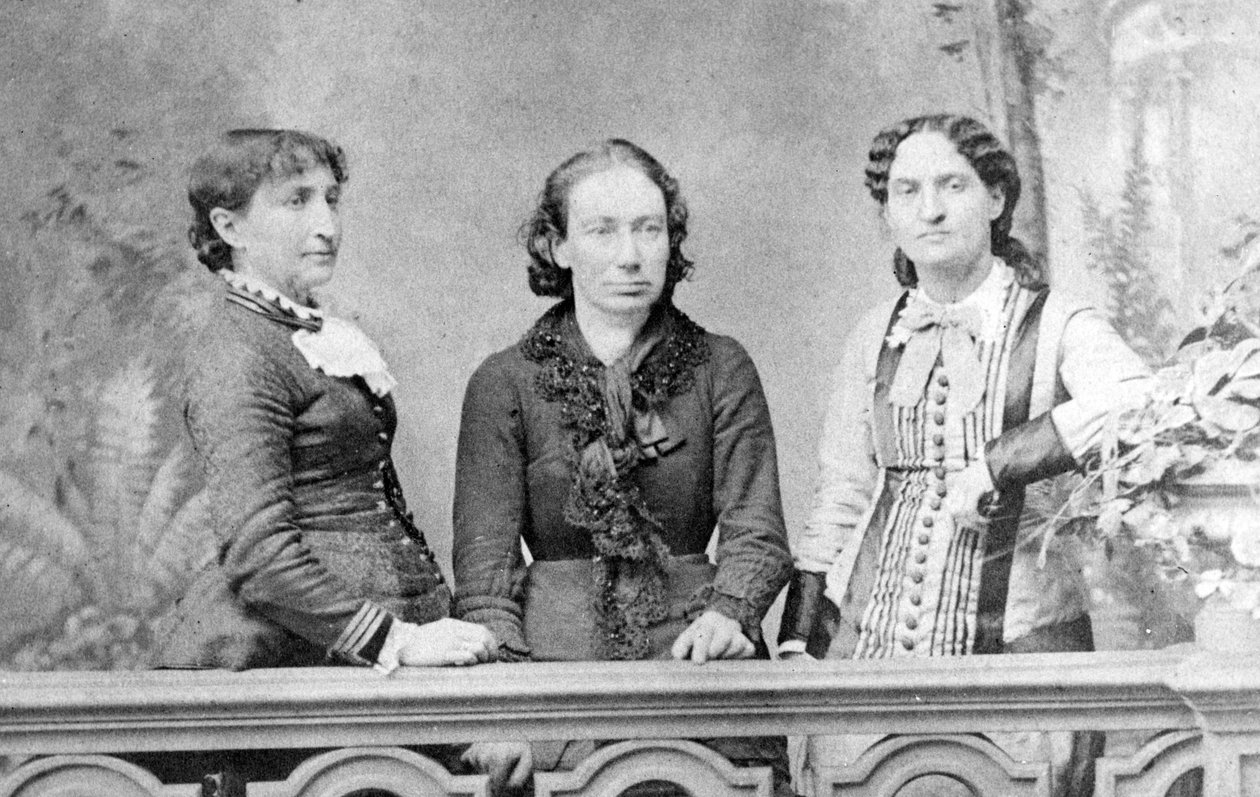 Portrait of Louise Michel between Marie Ferre and Paule Minck - 1871 - بواسطة المدرسة الفرنسية
