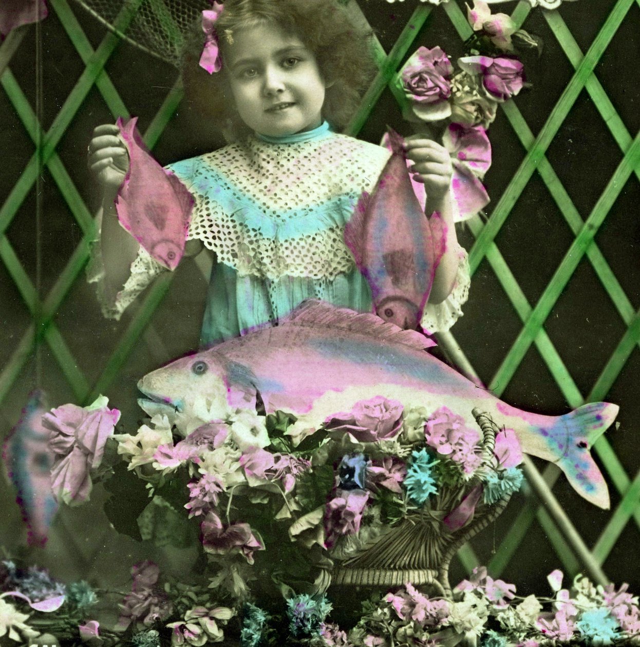 صورة لفتاة تحمل سمكة c.1898 (صورة ملونة يدوياً) بواسطة المدرسة الفرنسية