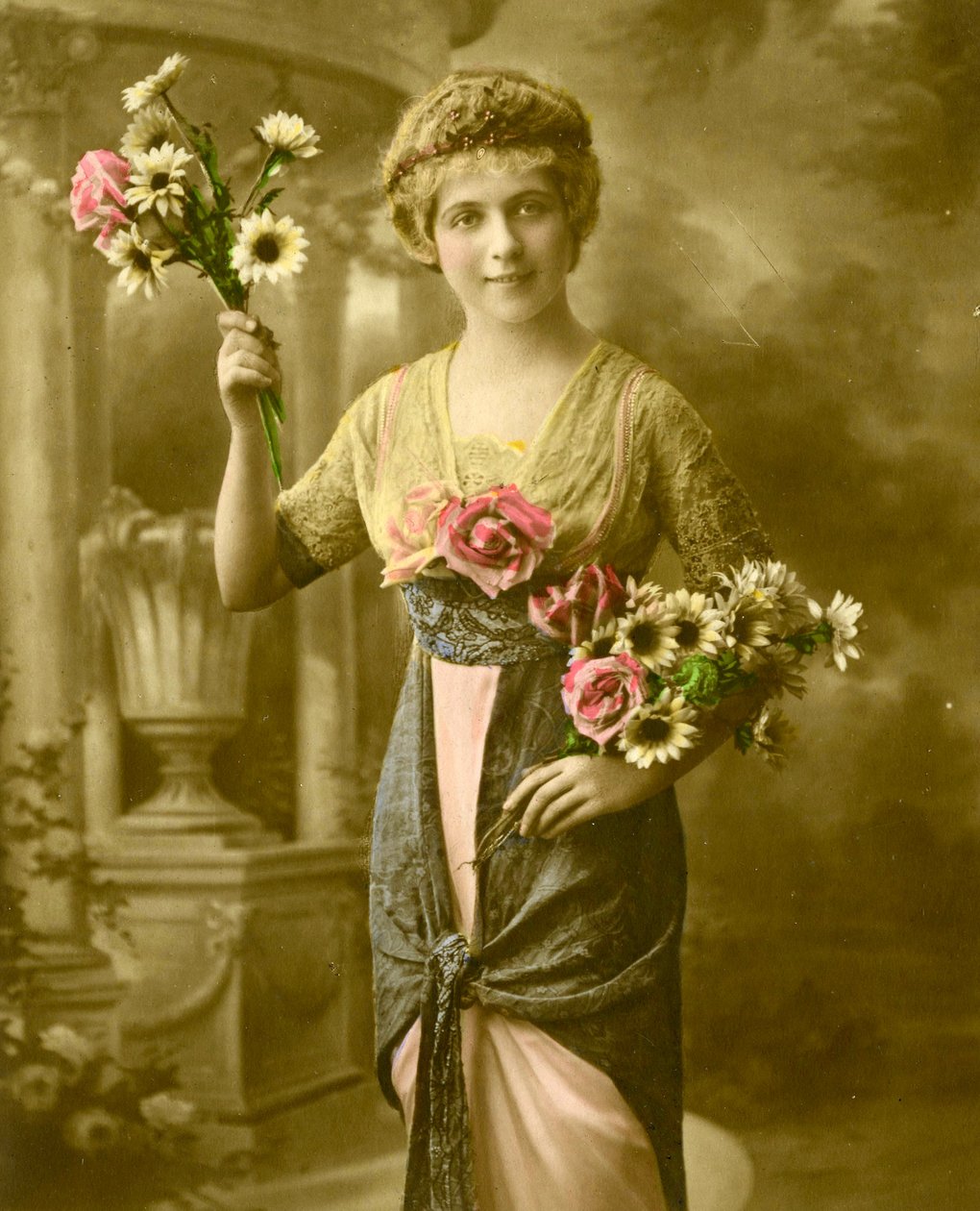 صورة لامرأة تحمل باقة من الزهور c.1898 (صورة ملونة يدويًا) بواسطة المدرسة الفرنسية