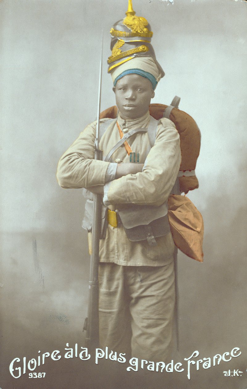 بطاقة بريدية تصور جنديًا سنغاليًا ، 1915 (صورة ملونة) بواسطة المدرسة الفرنسية