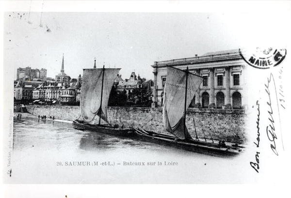 بطاقة بريدية تصور المراكب على نهر لوار في سومور بفرنسا قبل عام 1914 (صورة بالأبيض والأسود) بواسطة المدرسة الفرنسية