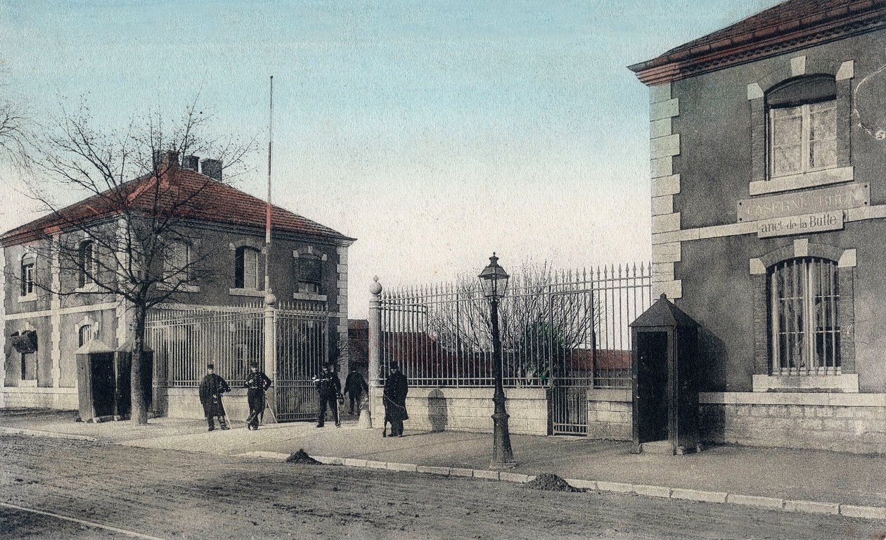 بطاقة بريدية تصور الثكنات في بيسانكون ، ج. 1900 (لون ليثو) بواسطة المدرسة الفرنسية