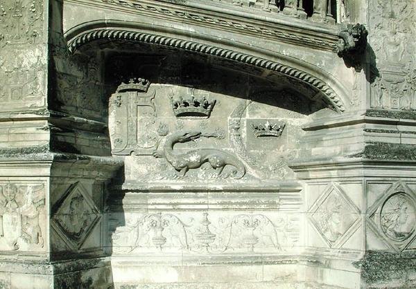 نقش من Grand Escalier يصور شعار النبالة لفرنسوا الأول (1494-1547) مع السمندل. بواسطة المدرسة الفرنسية