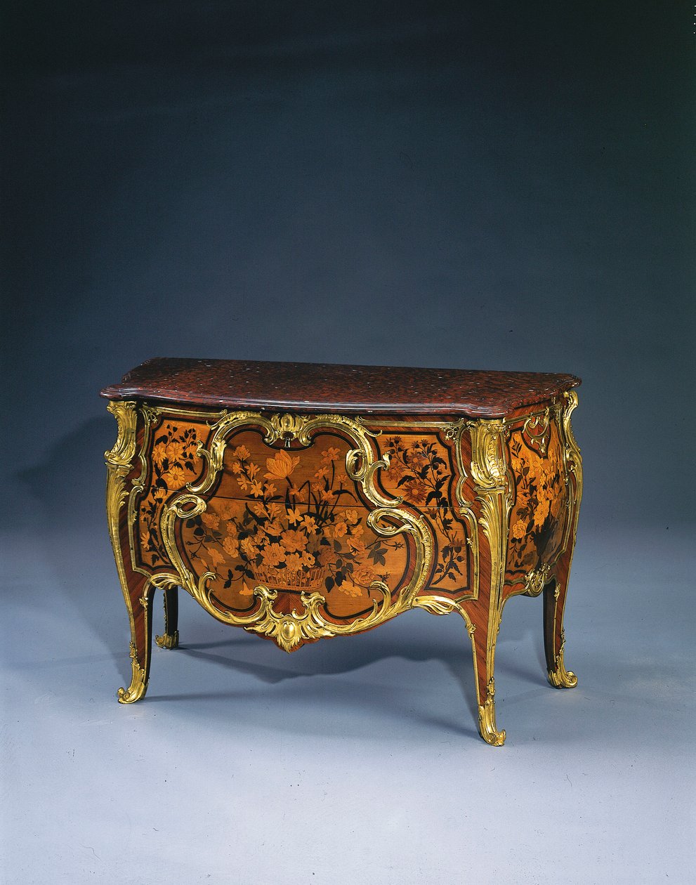خزانة ذات أدراج Royal Louis XV ، حوالي 1757 بواسطة المدرسة الفرنسية