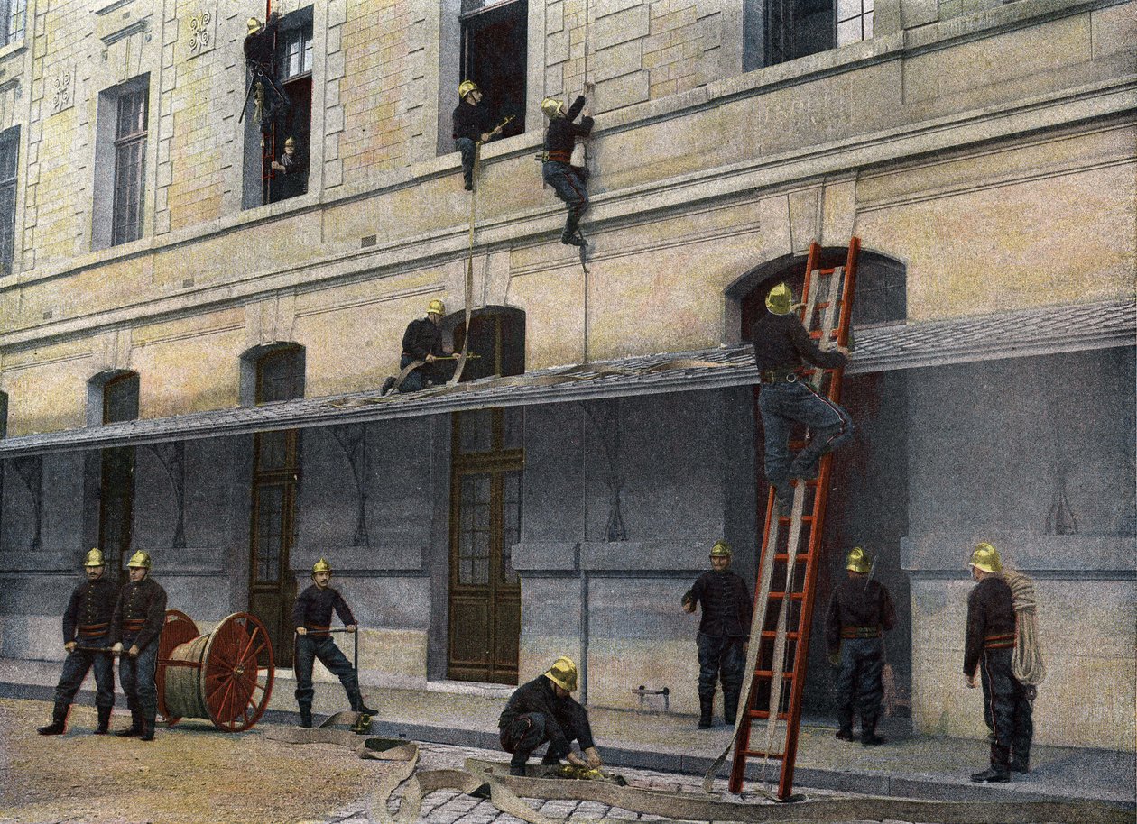 Sappeurs Pompiersde Paris. السلم وراء الكواليس. تعتبر مناورة السلم خلف الكواليس أبسطها. يبلغ وزنها 34 كيلوغرامًا ، وعرضها 0 مترًا ، وبارتفاع 4 أمتار ، معاد انتشارها ، وهي في طائرتين ، وقوائم الثانية مدمجة في بواسطة المدرسة الفرنسية