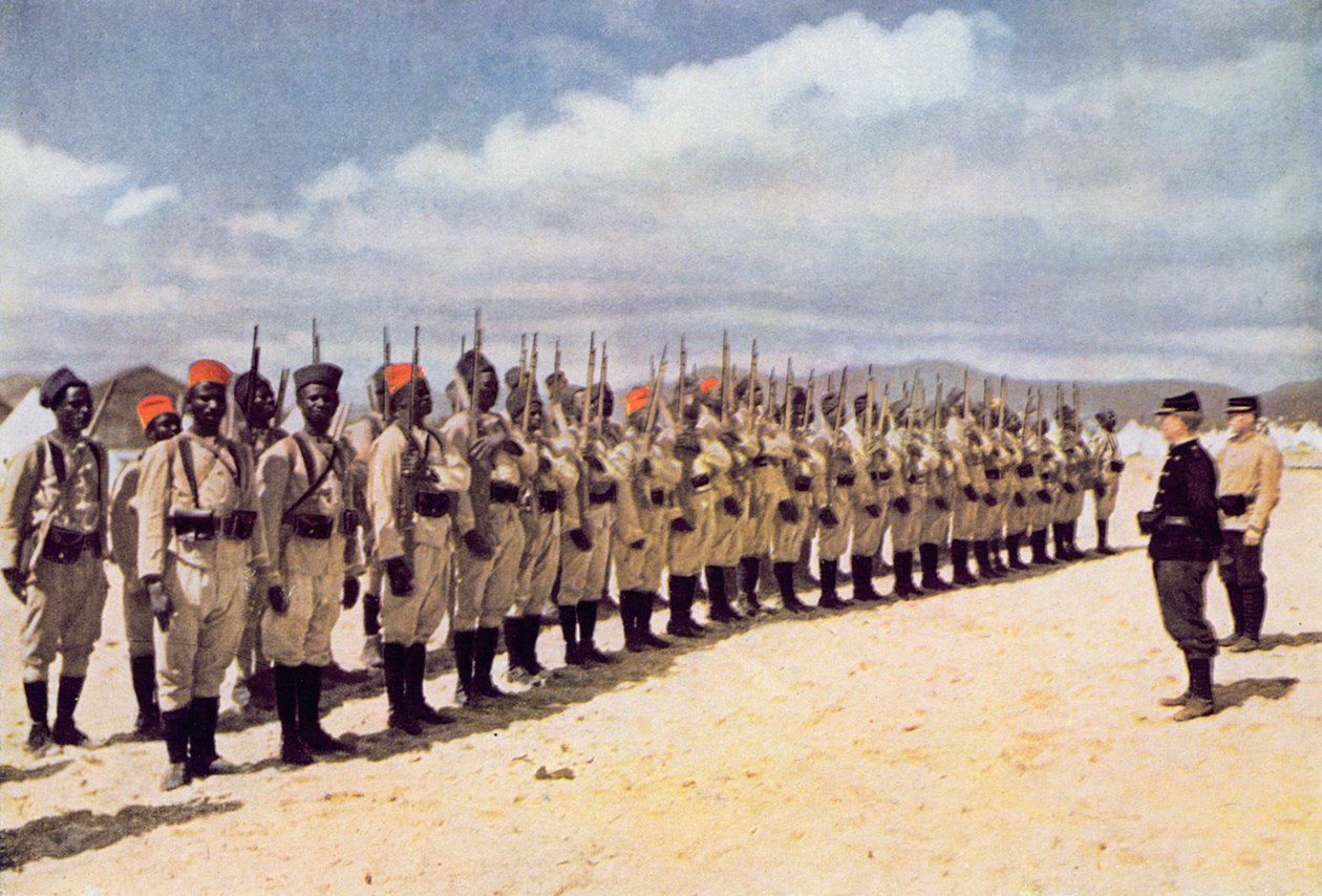 مشاة سنغالي على الشاطئ في فريوس (بعد صورة ملونة) ، 1915 بواسطة المدرسة الفرنسية