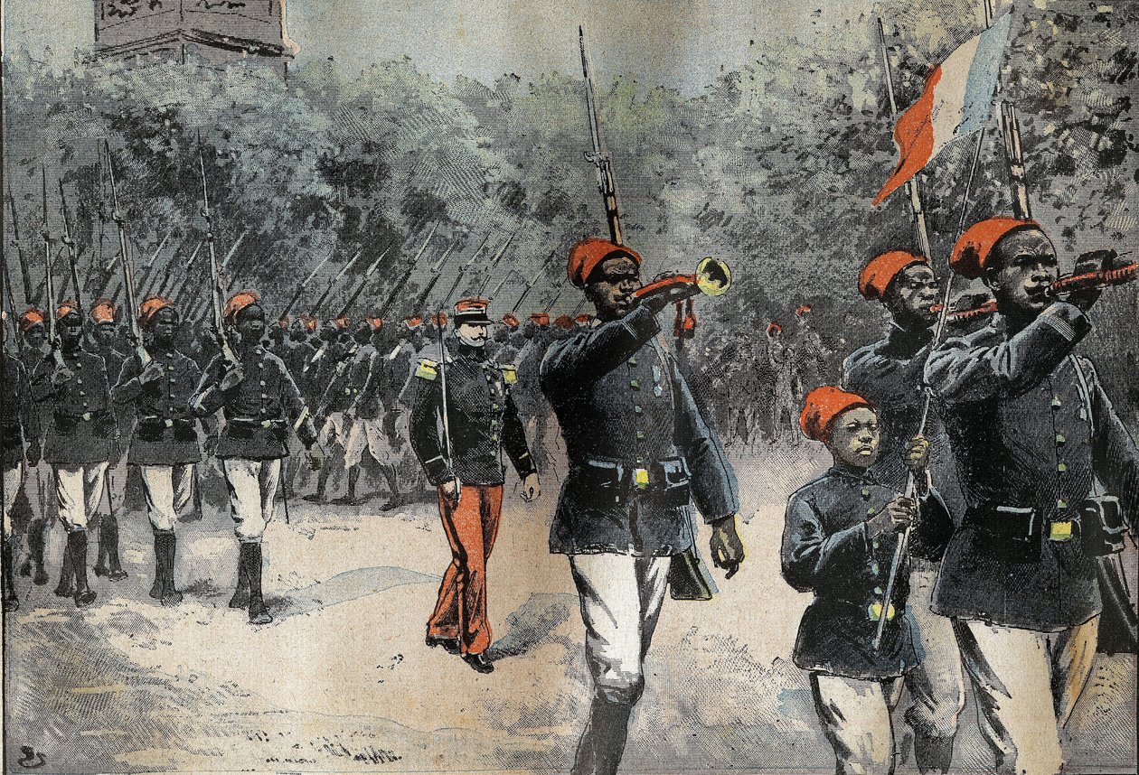 Tirailleurs السنغاليون العائدون من مهمة الاستكشاف الأفريقية للقائد جان بابتيست مارشاند (1863-1934) ، بقيادة النقيب مانجين (1873-1908) للتحضير لمراجعة 14 يوليو بواسطة المدرسة الفرنسية