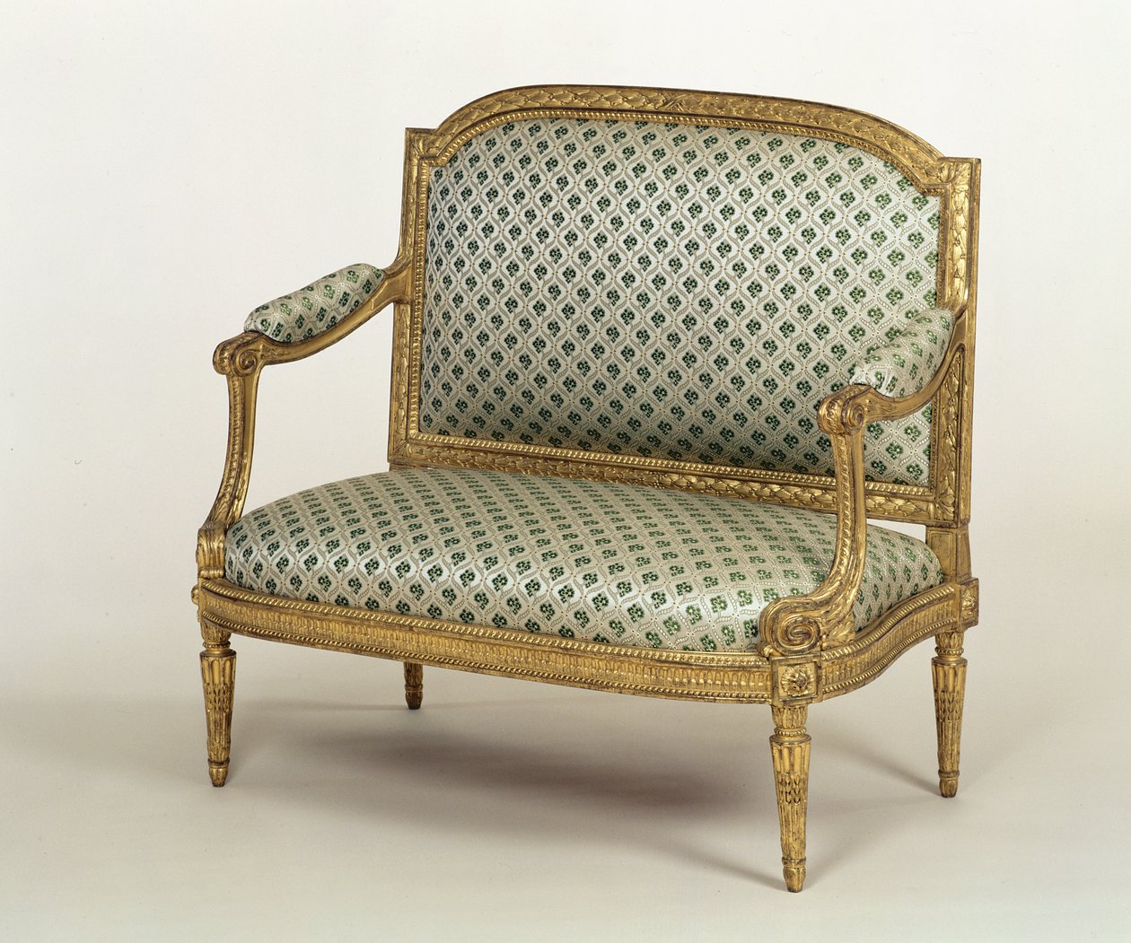 مقعد لويس السادس عشر الصغير ، مختوم من قبل JPBoulard ، c.1775 (خشب مذهب منحوت مع تنجيد) بواسطة المدرسة الفرنسية