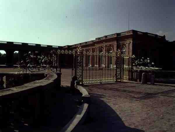 المدخل الأمامي لجراند تريانون ، حوالي عام 1725 (صورة) بواسطة المدرسة الفرنسية
