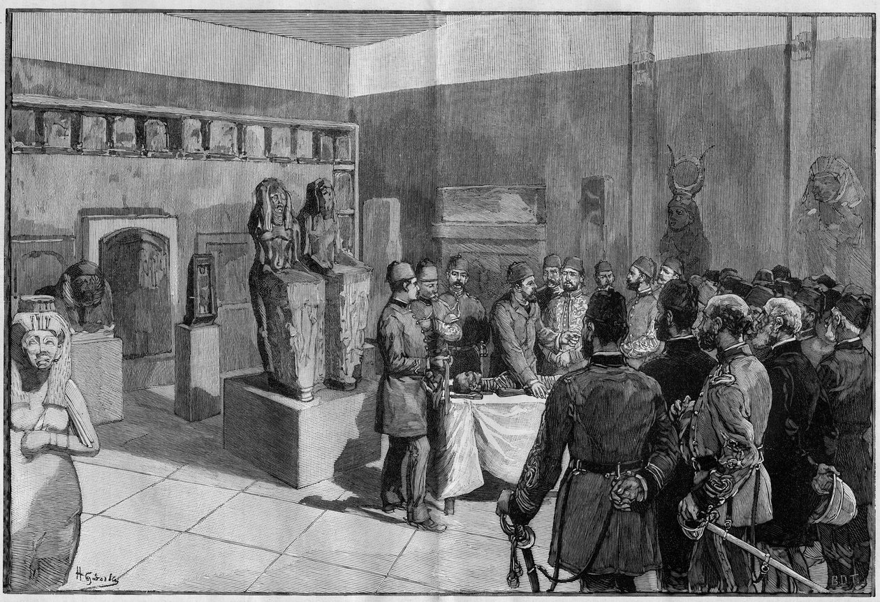نزول مومياء سيزوستريس (رمسيس الثاني) في متحف بولاق (القاهرة ، مصر) على يد غاستون ماسبيرو في حضور الخديوي توفيق. نقش في "العالم المصور" 1886. بواسطة المدرسة الفرنسية