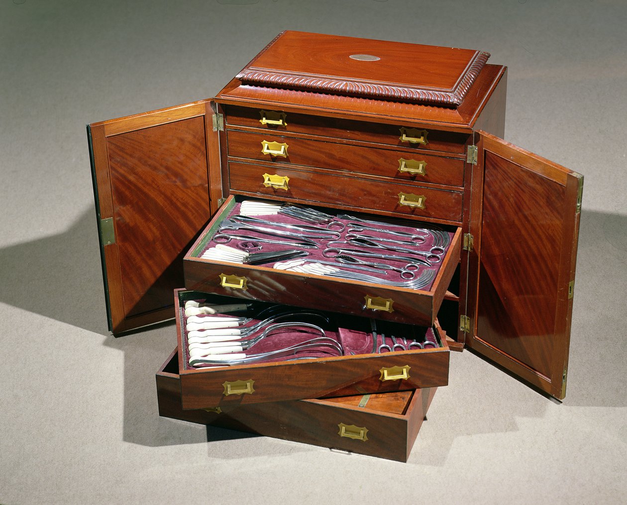 حالة جراحية متنقلة تخص البارون غيوم دوبويترن (1777-1859) ص 1805-10 بواسطة المدرسة الفرنسية
