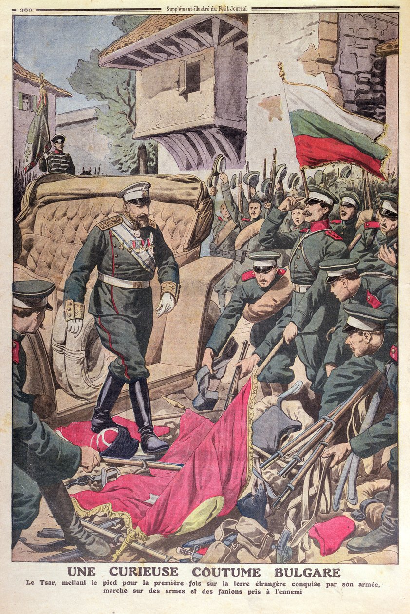 القيصر فرديناند الأول (1861-1948) البلغاري يمشي فوق الأعلام التي تم التقاطها خلال حرب البلقان عام 1912 ، نوفمبر 1912 بواسطة المدرسة الفرنسية