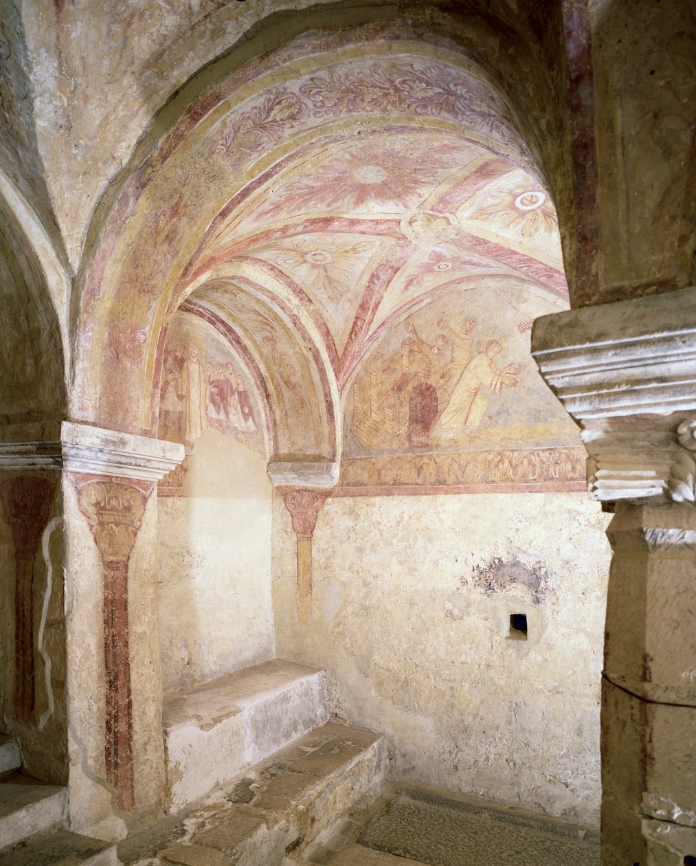 منظر للوحات الجدارية الكارولنجية في القبو الداخلي ، c.858 (انظر أيضًا 94652 و 94653 و 94654) بواسطة المدرسة الفرنسية