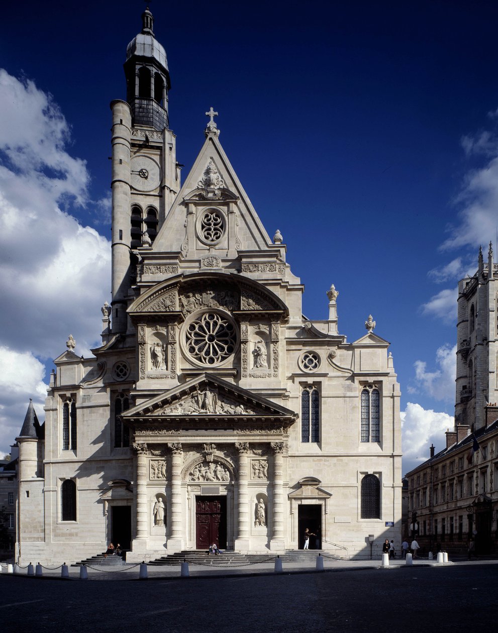 منظر لواجهة كنيسة Saint-Etienne du Mont ، Place Sainte-Genevieve (Saint Etienne du mont) في باريس في الدائرة الخامسة (نفس وكالة Leemage). بواسطة المدرسة الفرنسية