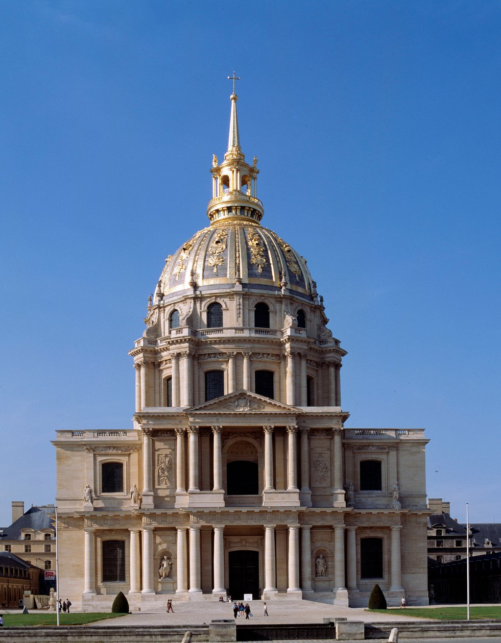 منظر لـ Hotel des Invalides ، نصب تذكاري باريسي ، أمر ببنائه لويس الرابع عشر في عام 1670. باريس بواسطة المدرسة الفرنسية