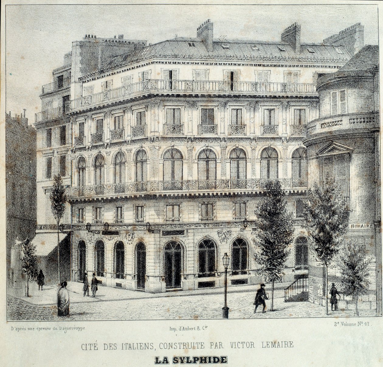 منظر لشارع Maison Doree (أو Maison d'Or) des Italians أدركه المهندس المعماري فيكتور لومير الذي تصور خيال تذهيب الشرفات وإطارات الخلجان ، ومن هنا جاء اسم المبنى الباريسي. نقش من عام 1839. باريس ، دي بواسطة المدرسة الفرنسية