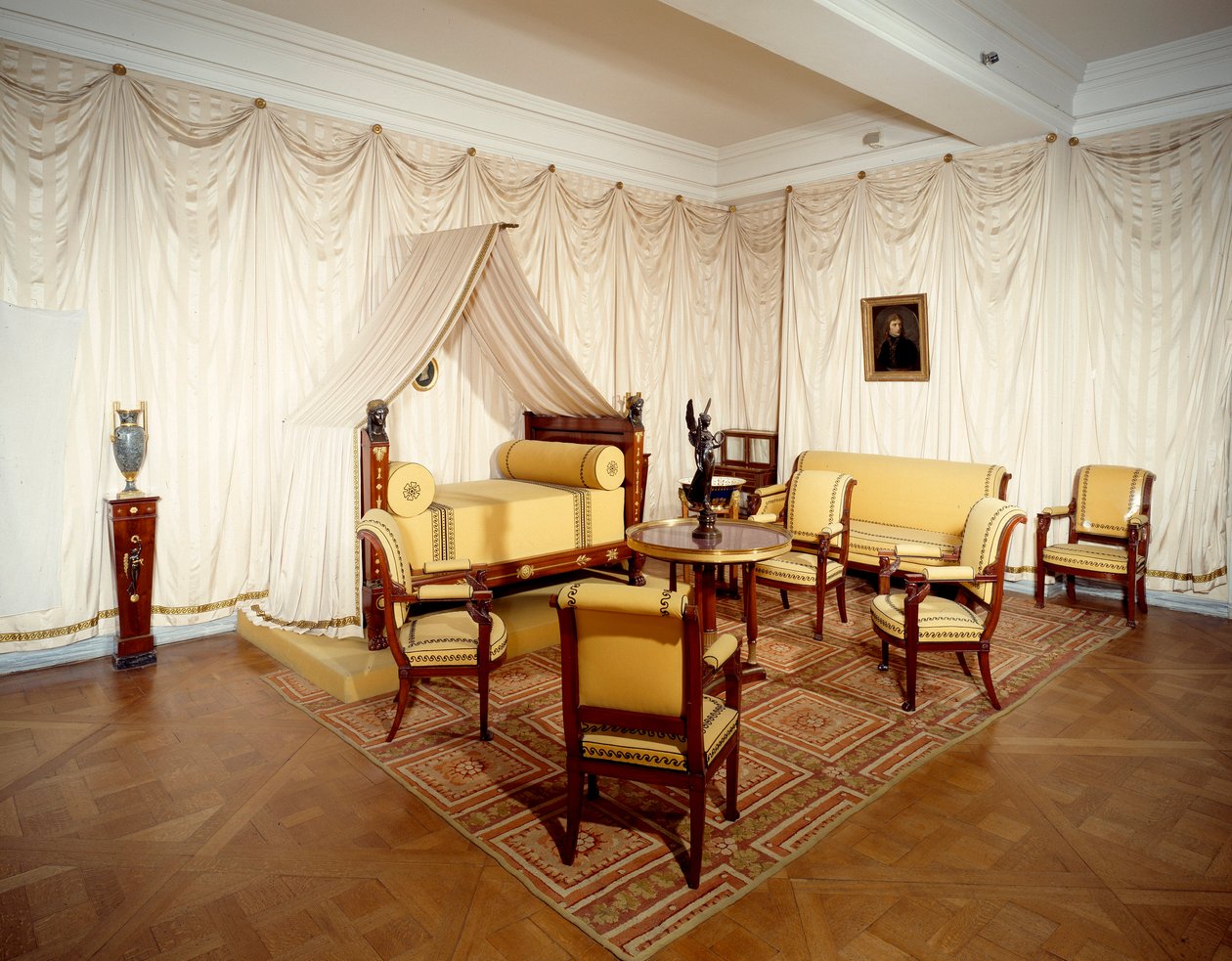 منظر لغرفة الإمبراطور نابليون الأول (1769-1821) في قلعة مالميزون في رويل مالميزون. بواسطة المدرسة الفرنسية