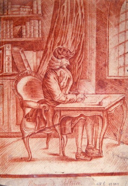 يكتب فولتير (1694-1778) في دراسته ، حوالي 1765-1775 (طباشير أحمر على ورق) بواسطة المدرسة الفرنسية