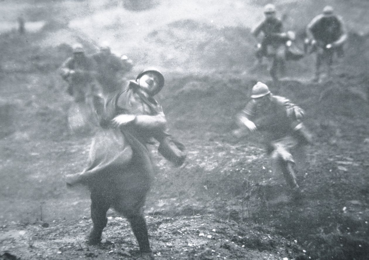WWI French soldier hit by gunfire during an advance on the Western Front بواسطة المدرسة الفرنسية