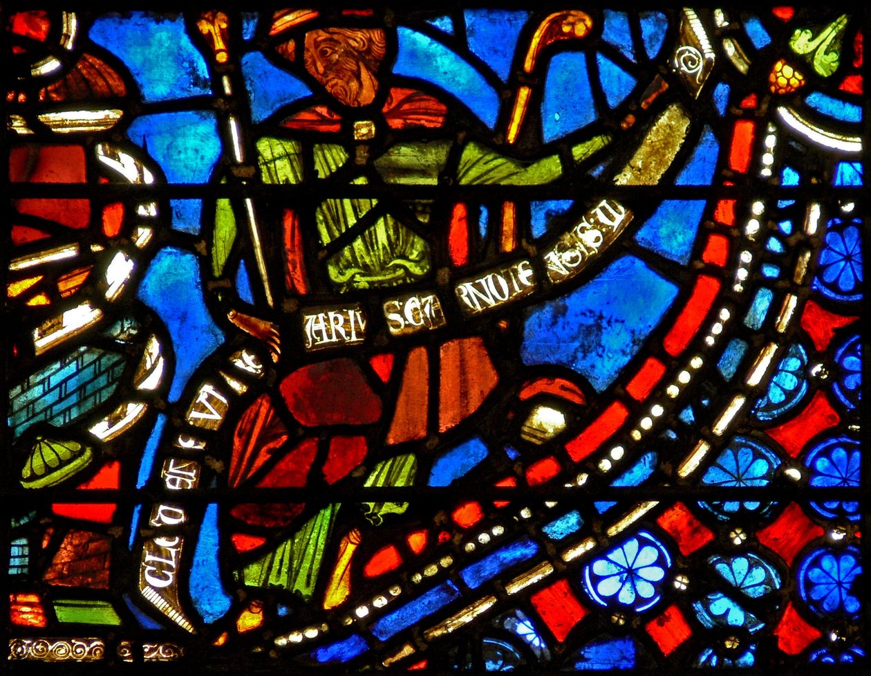 نافذة w9 تصور الفرعون وهو يحمل شريطًا مع الكلمات I Clement of Chartres صنع هذه النافذة (في نافذة جوزيف) بواسطة المدرسة الفرنسية