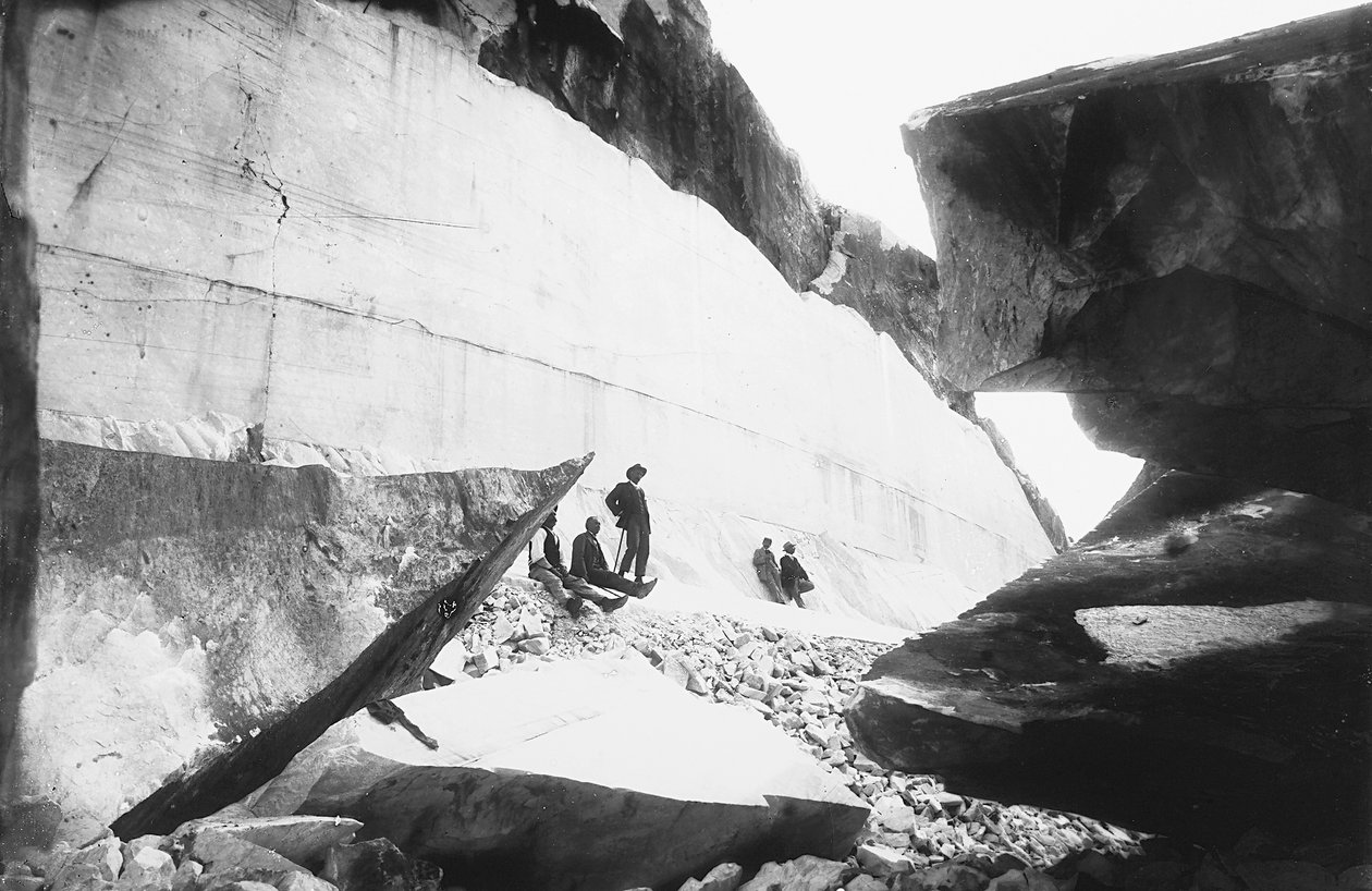 Some men sitting along the walls of a marble quarry, in the Apuan Alps (b/w photo) بواسطة G. أرماني