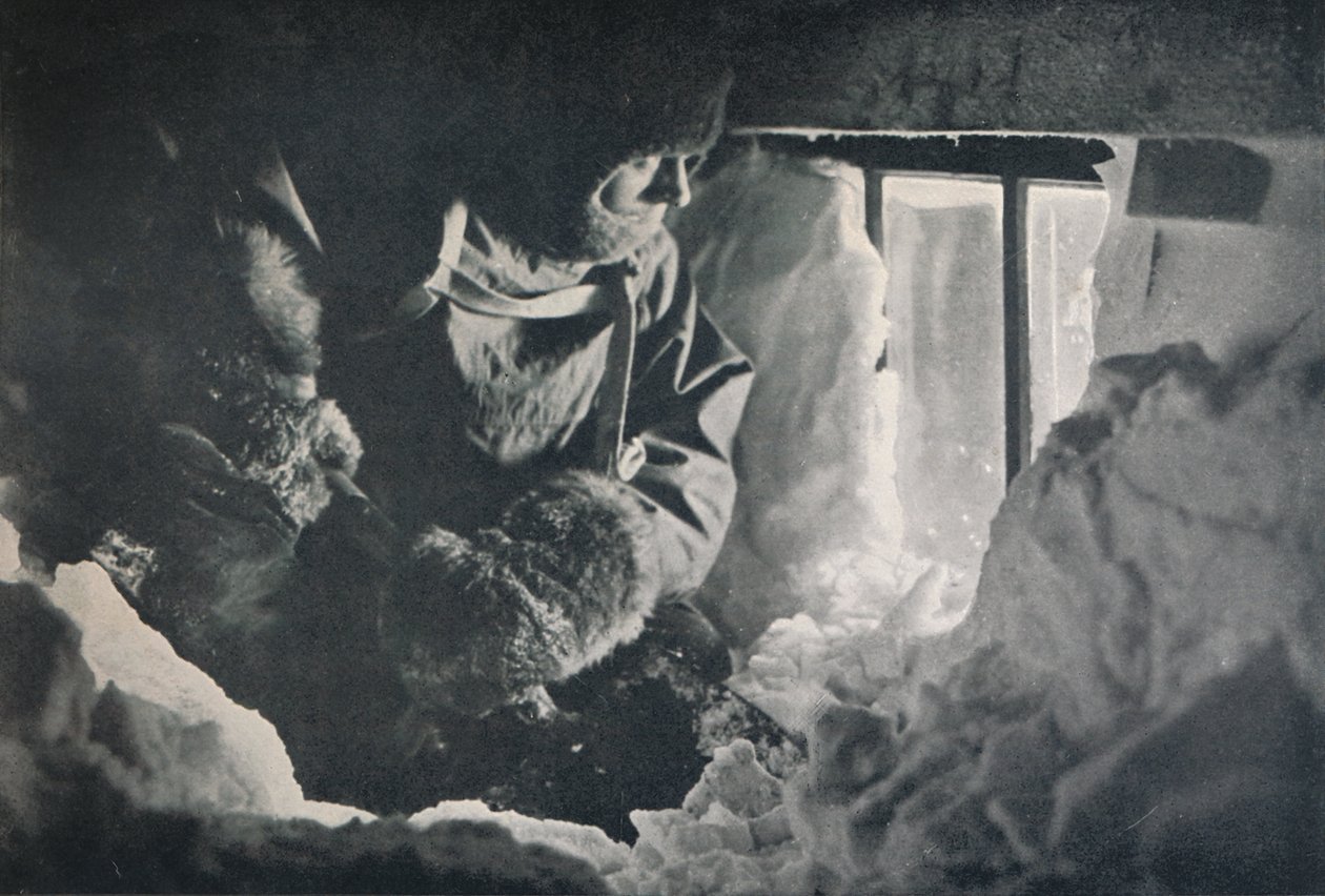 إزالة الانجراف من نافذة الكوخ في كيب آدار ، c1911 ، 1913 بواسطة ج. موراي ليفيك