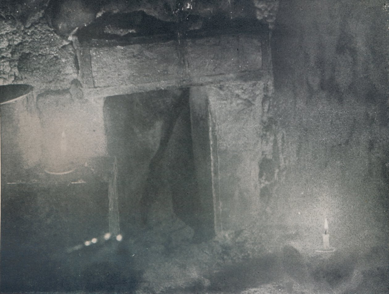 داخل باب Igloo بواسطة Light of Blubber Lamps ، c1911 ، 1913 بواسطة ج. موراي ليفيك