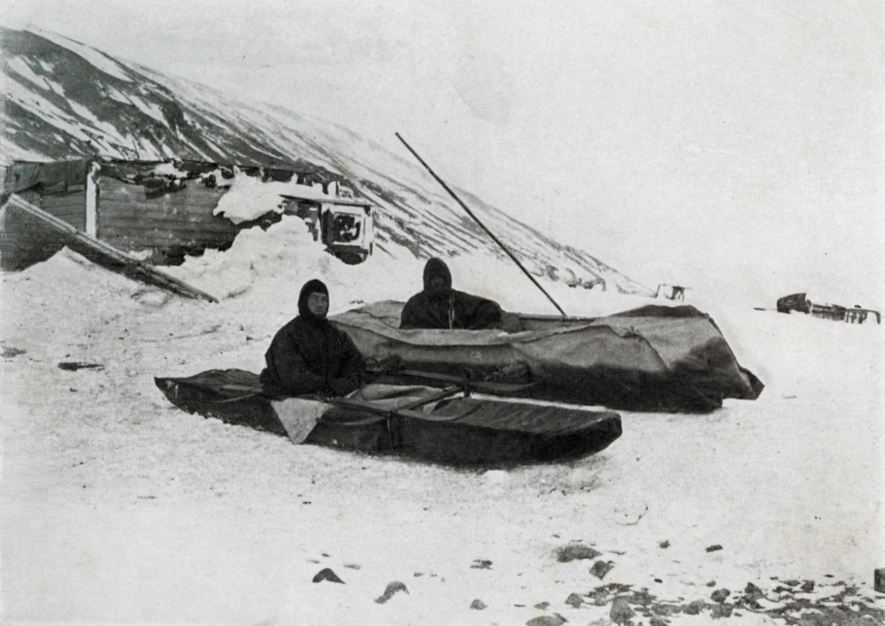 The Two Kayaks Ashore ، c1911 ، 1913 بواسطة ج. موراي ليفيك