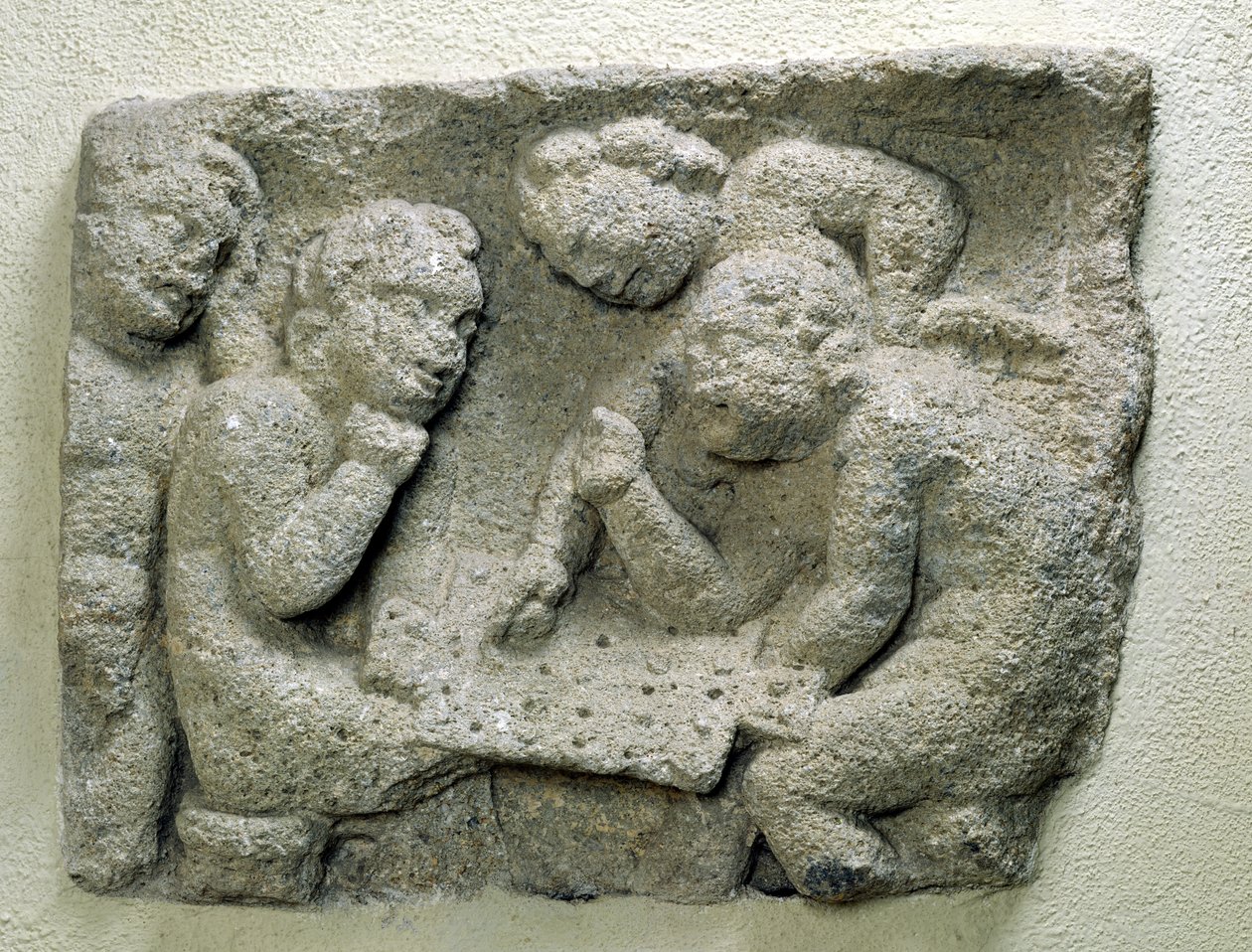 Putti لعب latronculi (الحجارة) بواسطة جالو رومان