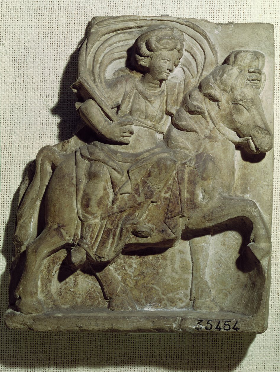 إغاثة إبونا ، إلهة الغاليش ، حامي الخيول ، الدراجين والمسافرين ، من Gannat ، Allier ، c.50 BC-400 AD (الطين) بواسطة جالو رومان